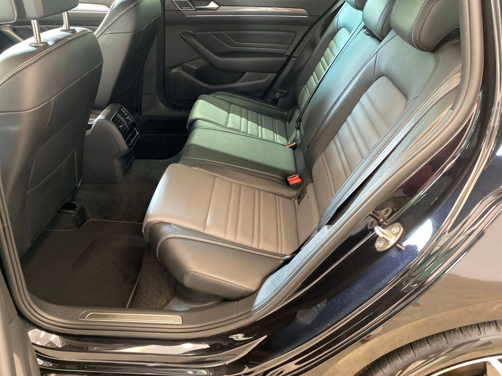 Volkswagen Passat Variant 2.0 TDI Business R-Line - Samsaru's Car Outlet