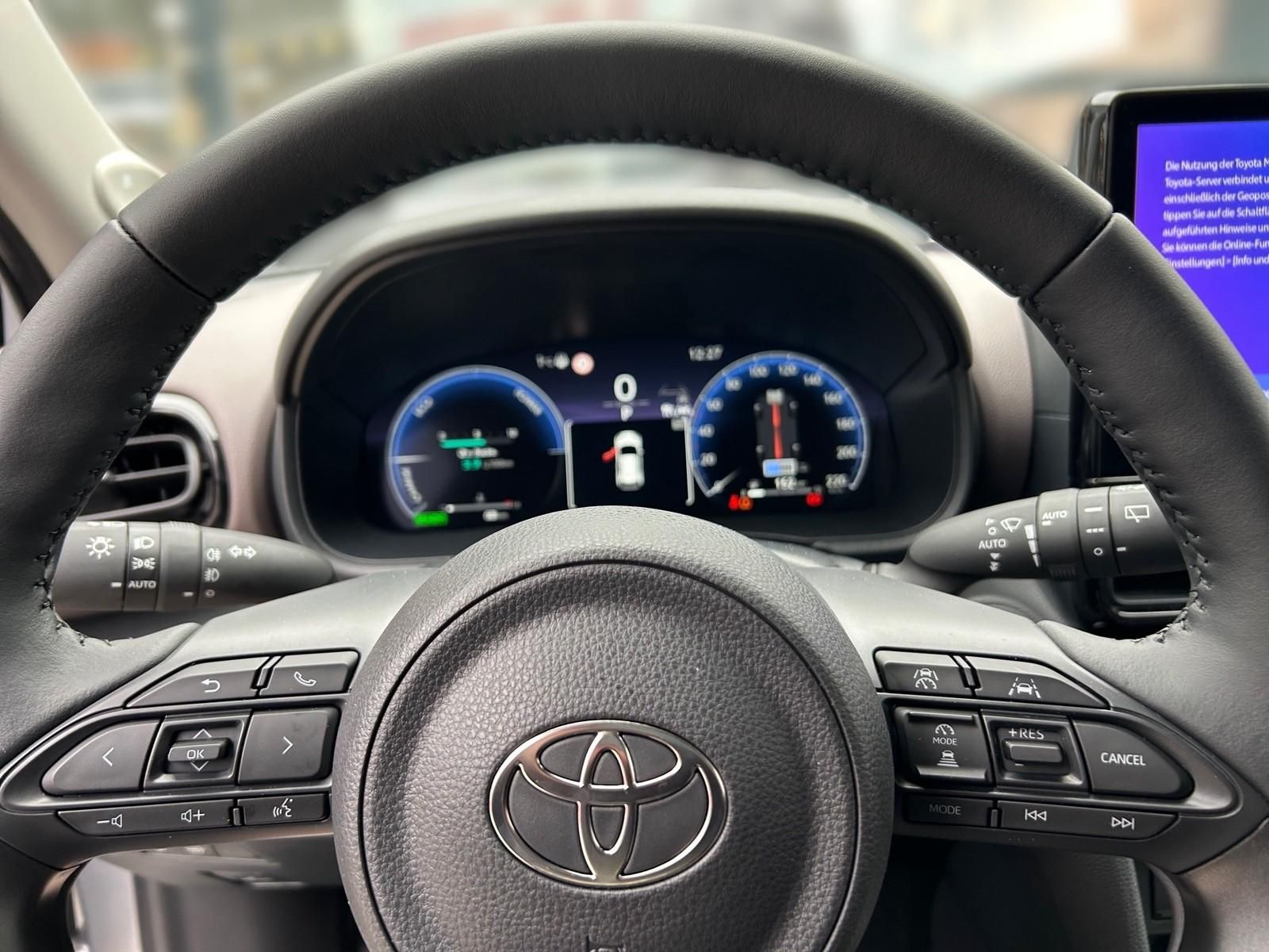 Toyota Yaris Cross + Advanced Technik- Safety Paket + J