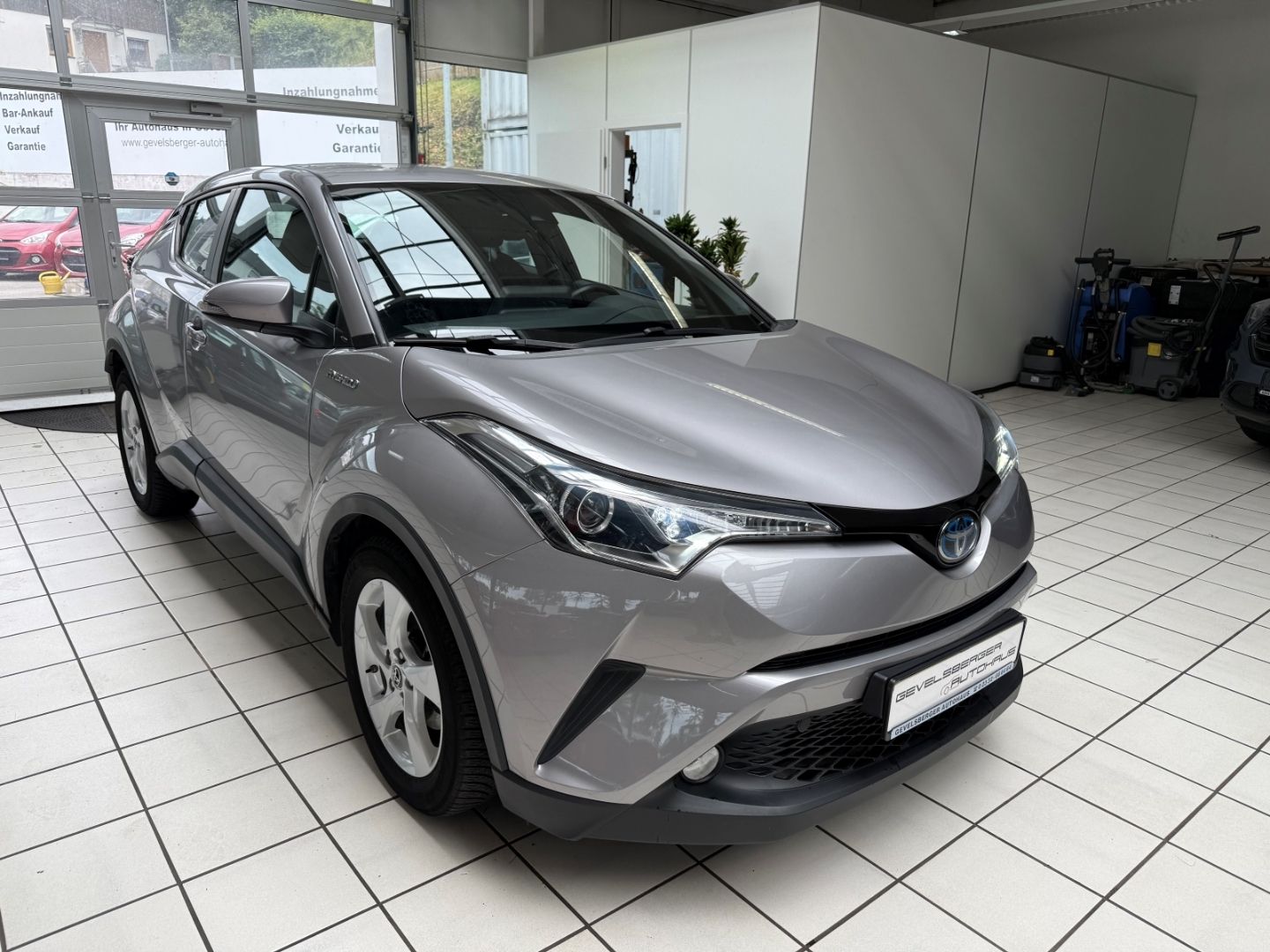 Toyota C-HR Hybrid Flow 1.8 - Samsaru's Car Outlet