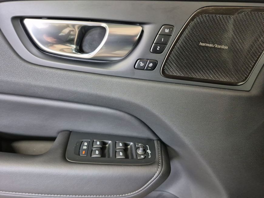 Volvo XC60 B5 B AWD Ultra Dark