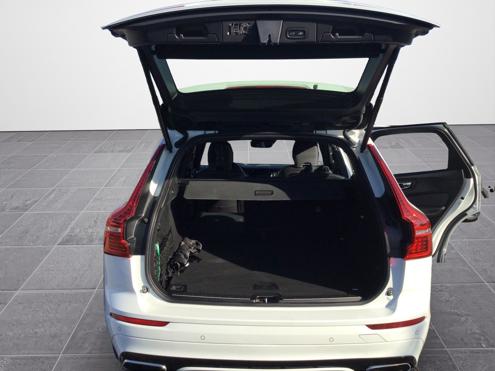 Volvo XC60 B5 AWD R Design - Samsaru's Car Outlet