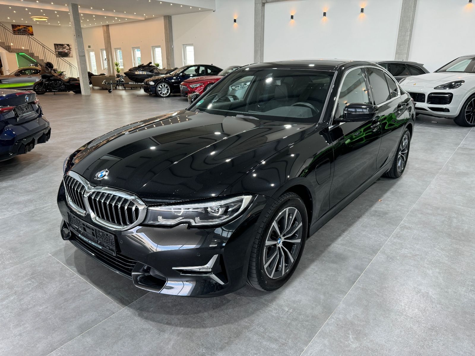 BMW 330 e Luxury Line Individual - Samsaru's Car Outlet