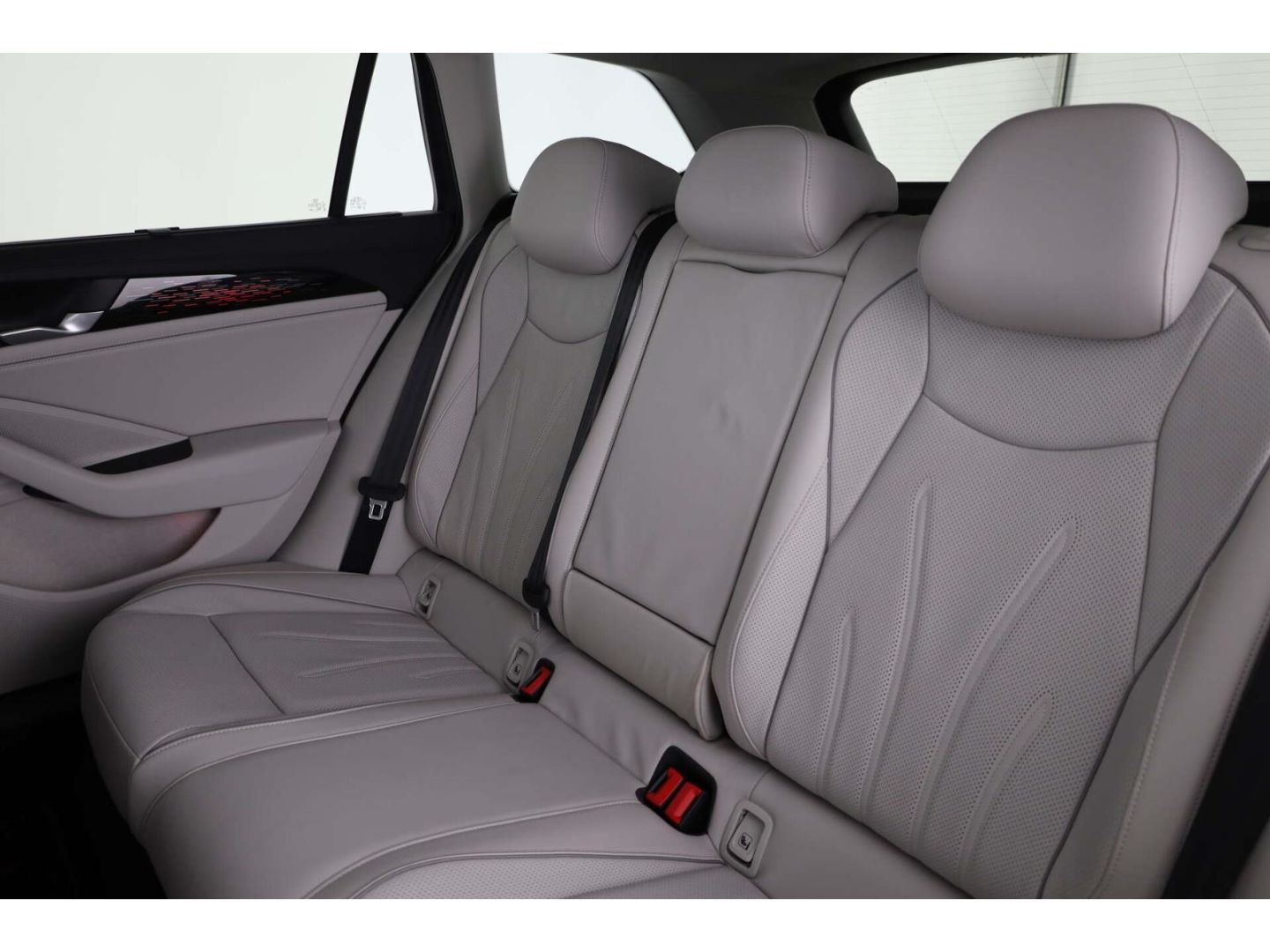 Volkswagen Passat 1.5 eHybrid Elegance DSG AHK/Matrix/NAV