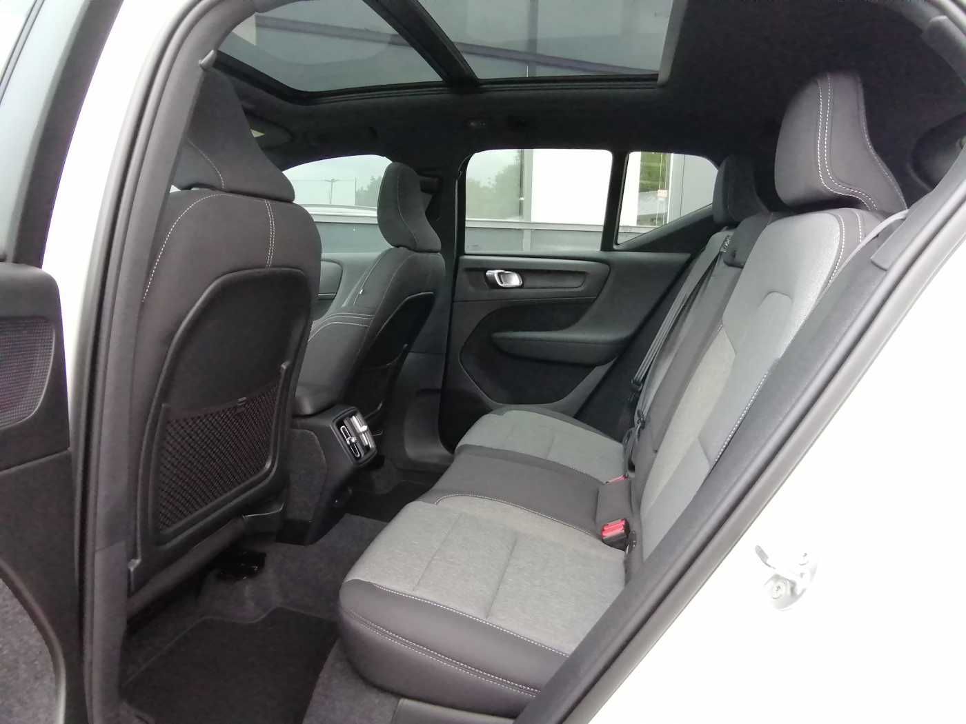 Volvo XC40 T2 2WD Plus Dark 360°/ AHK/ PANO