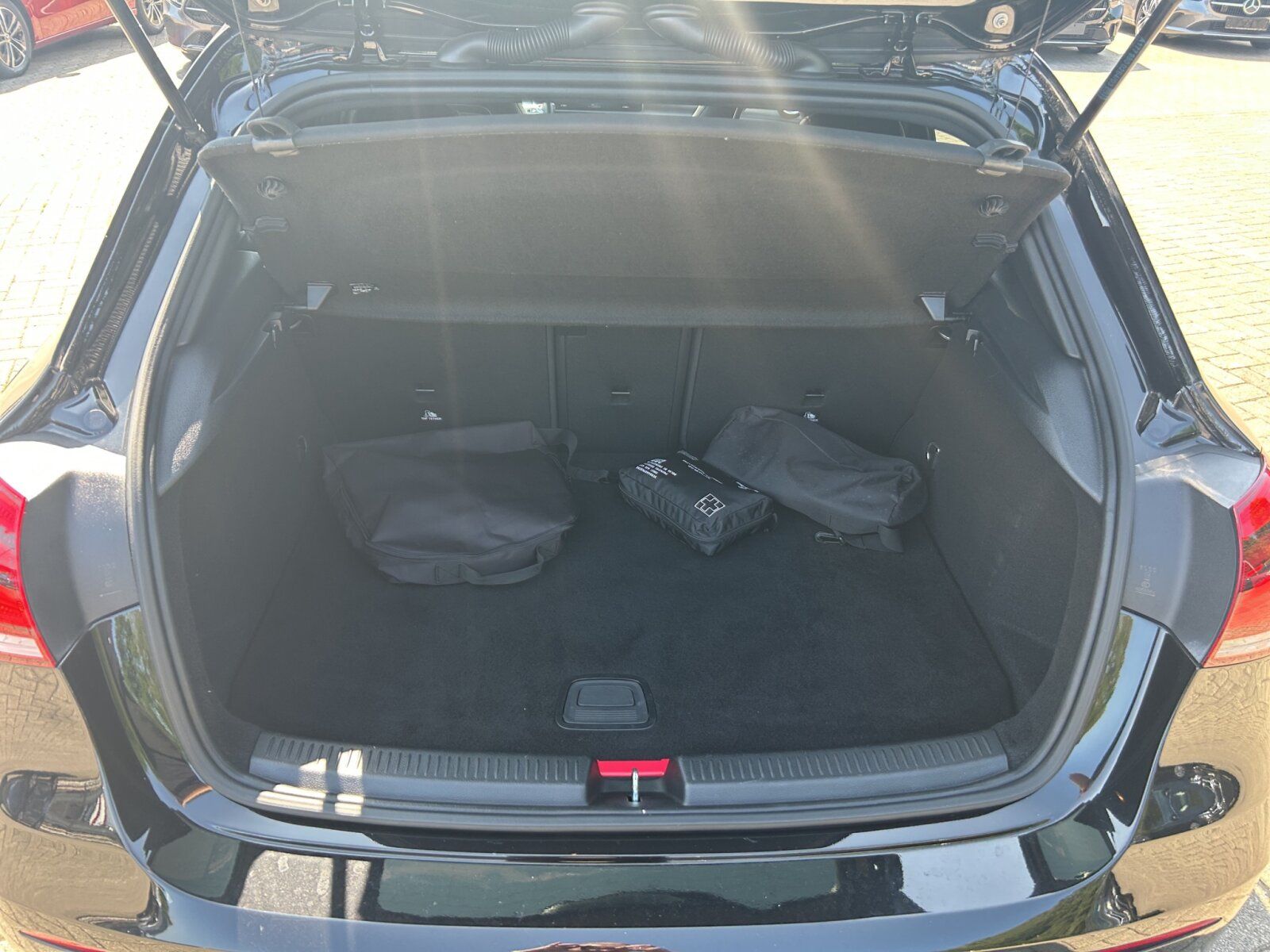 Mercedes-Benz A 250 e AMG-LINE - Samsaru's Car Outlet