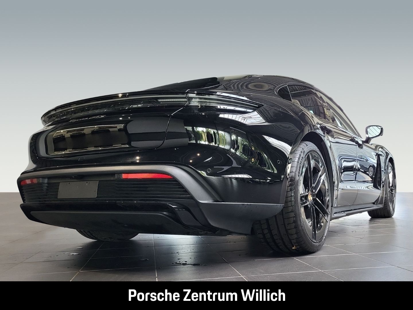 Porsche Taycan GTS HA-Lenkung Active-Ride Head-Up