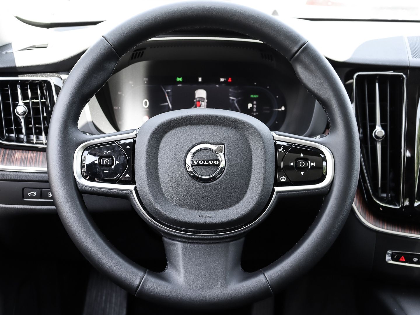 Volvo XC60 Plus Dark Recharge Plug-In Hybrid AWD T8 Tw