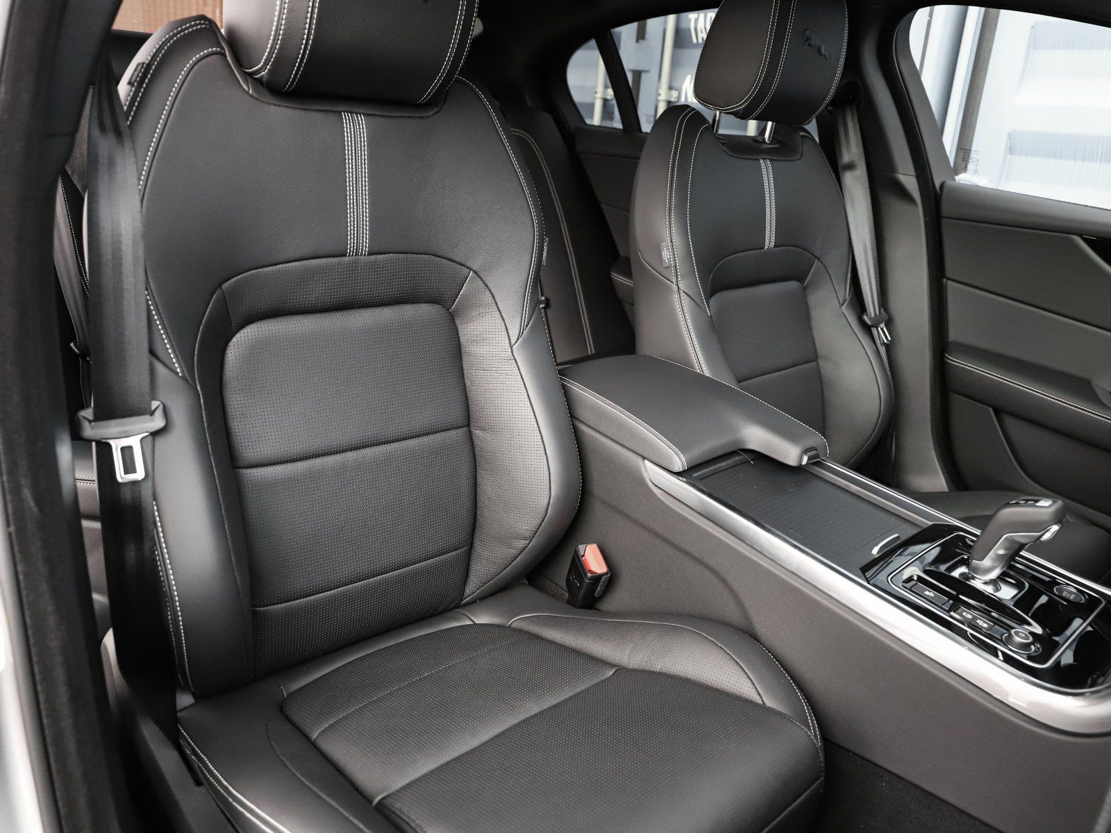 Jaguar XE P250 R-Dynamic Black Winter Paket