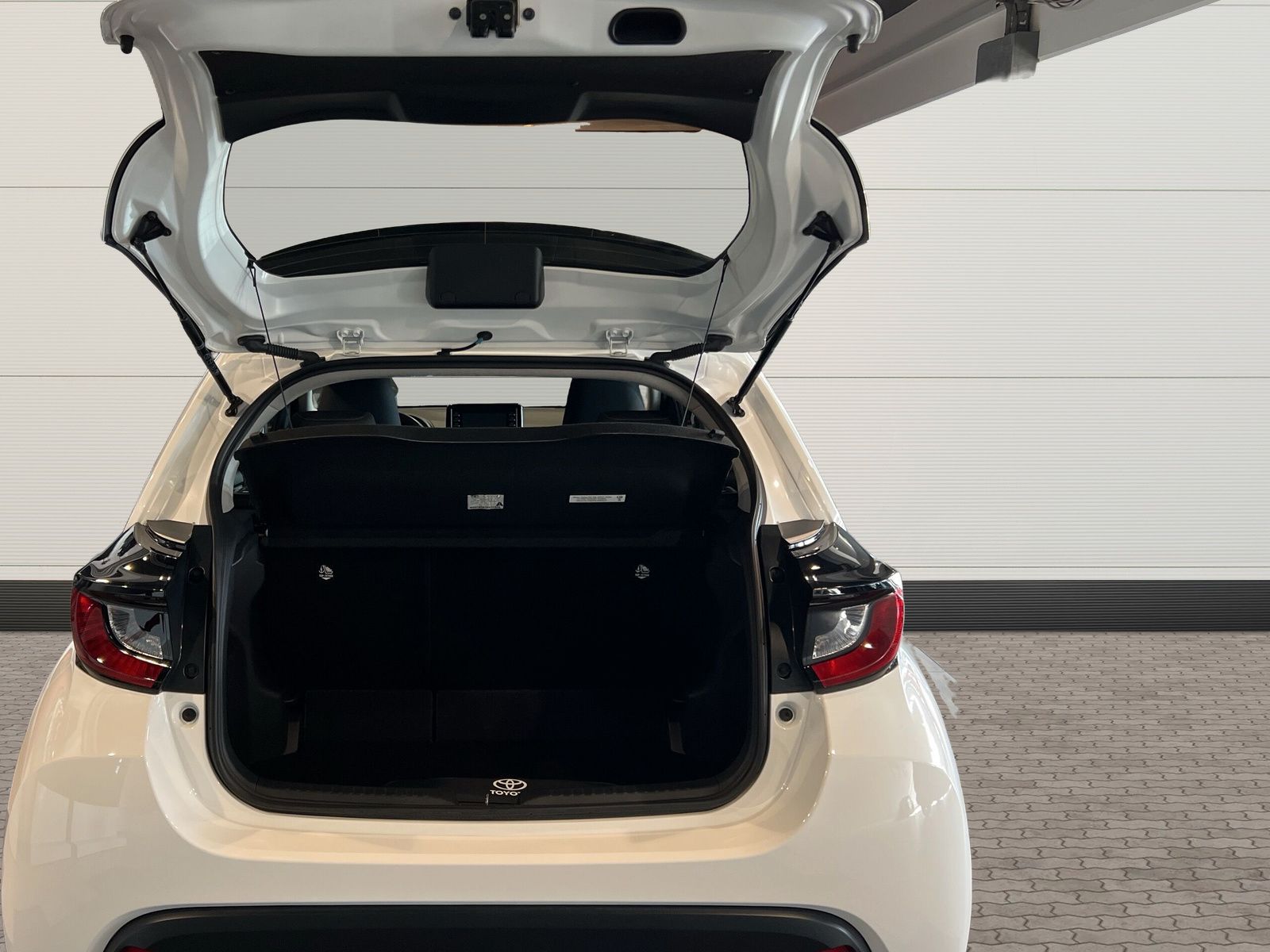 Toyota Yaris 1.5 Hybrid Business Edition - Samsaru's Car Outlet
