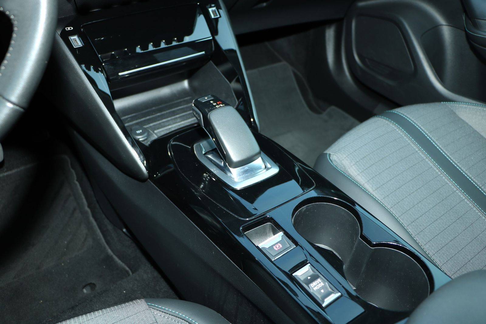 Peugeot E-2008 e-Allure - Samsaru's Car Outlet