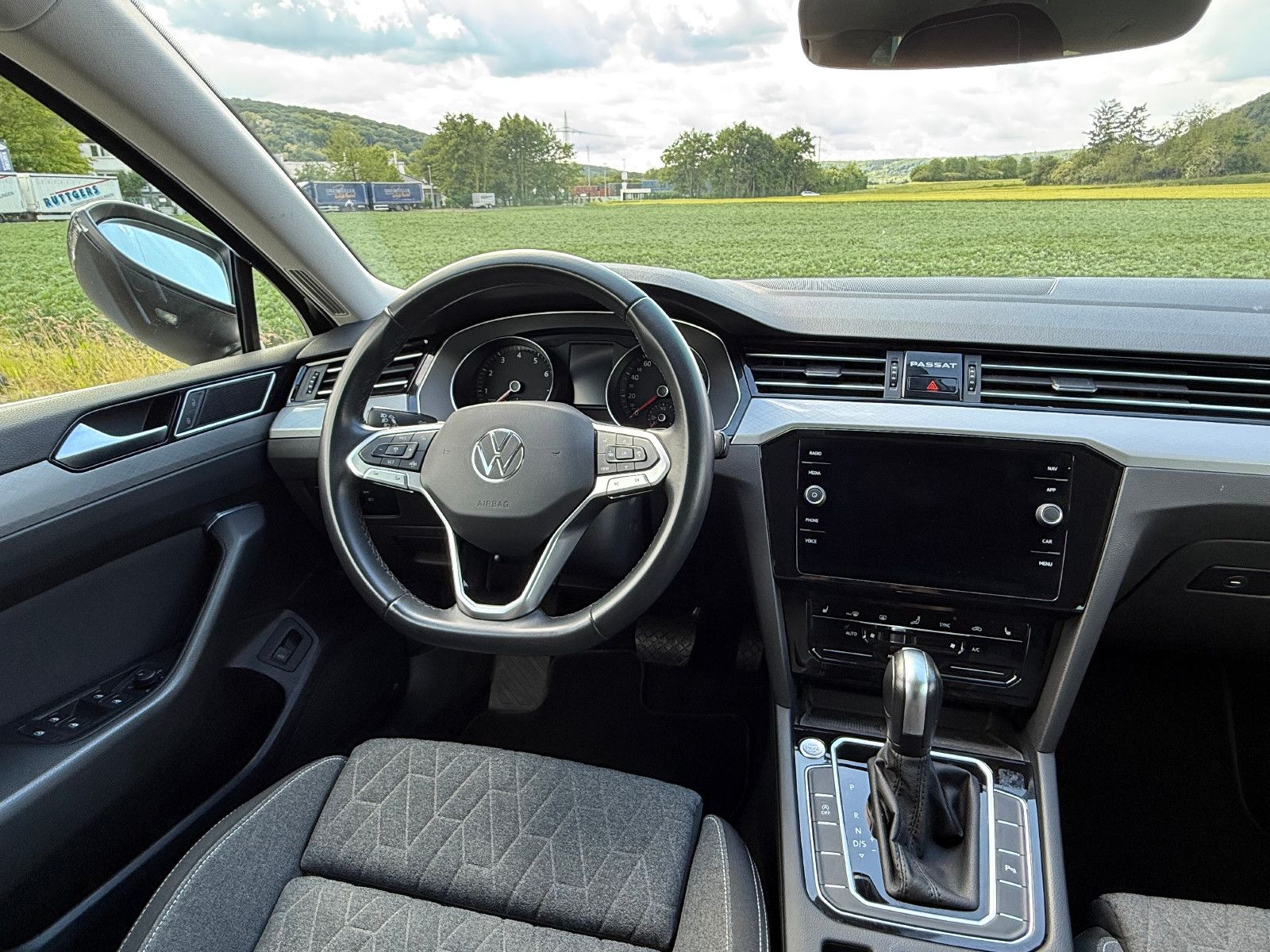 Volkswagen Passat Variant Business - Samsaru's Car Outlet