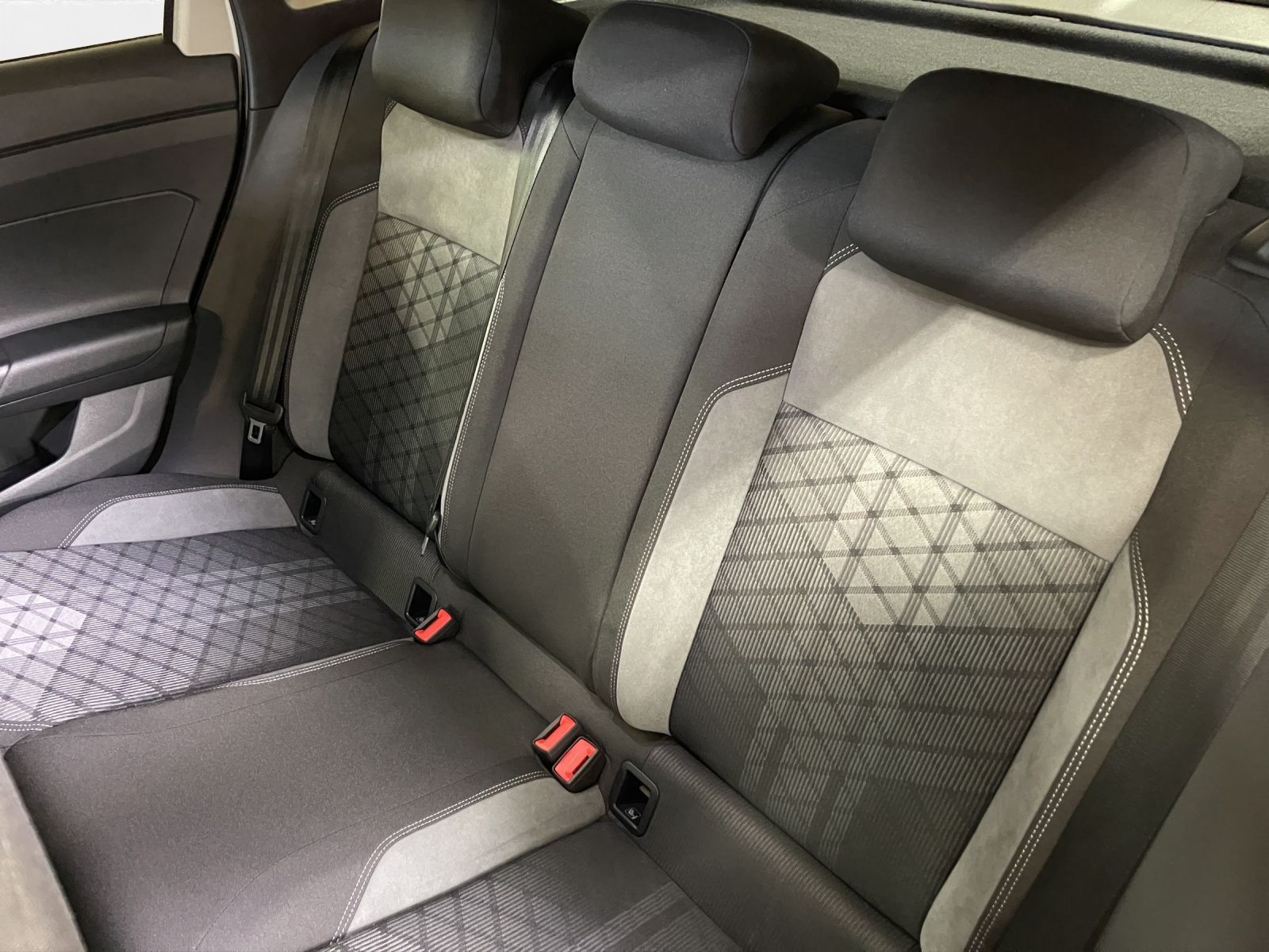 Volkswagen Taigo 1.0 TSI R-Line - Samsaru's Car Outlet