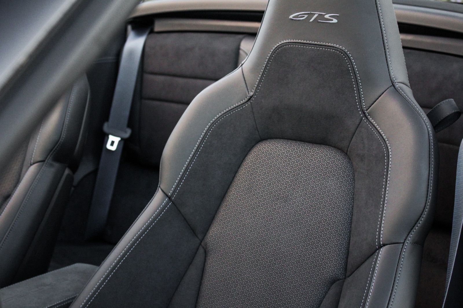 Porsche 911 992.2 Carrera 4 GTS T-Hybrid Cabriolet