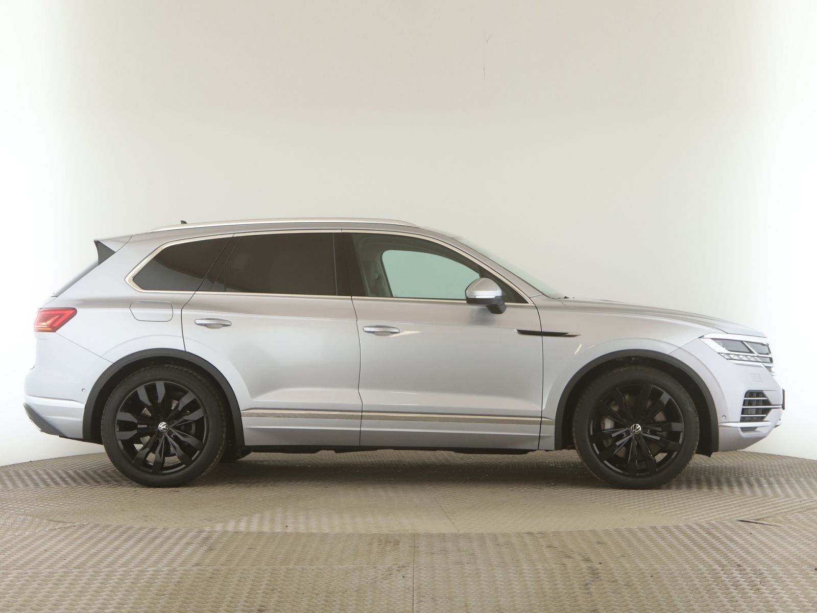 Volkswagen Touareg 3.0 TSIe Elegance 4M - Samsaru's Car Outlet
