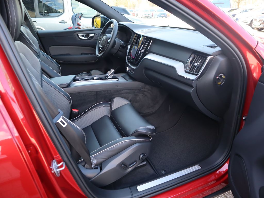 Volvo XC60 B4 B Plus Dark - Samsaru's Car Outlet