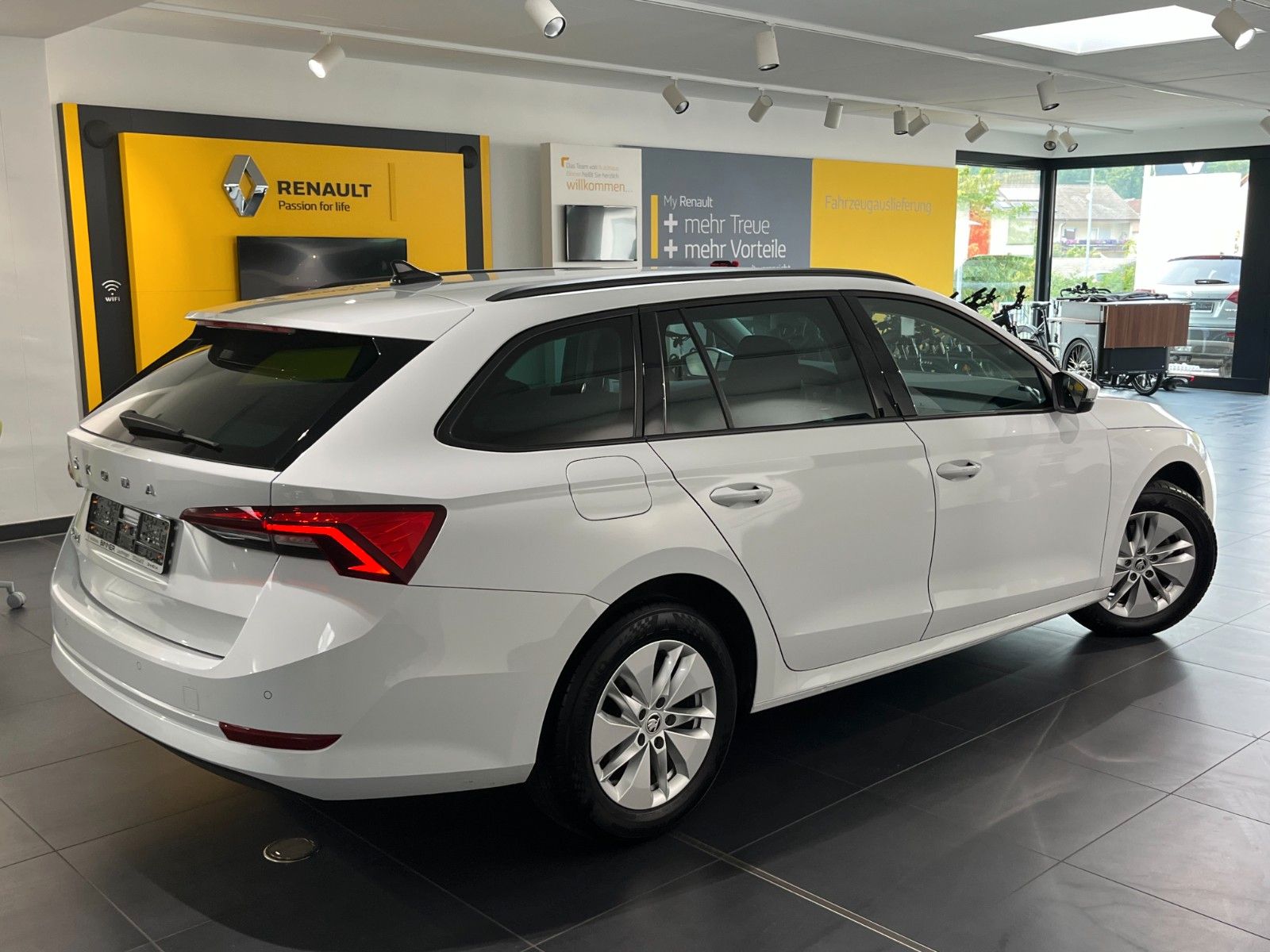 Skoda Octavia Combi 2.0 TDI DSG Ambition - Samsaru's Car Outlet