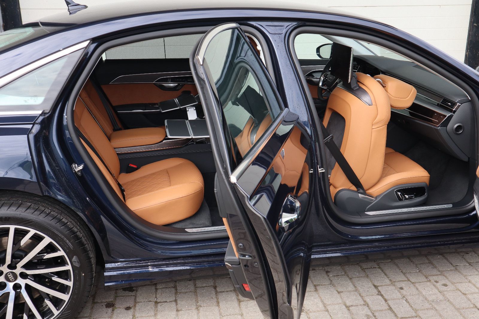 Audi A8L 55 TFSI lang - Samsaru's Car Outlet