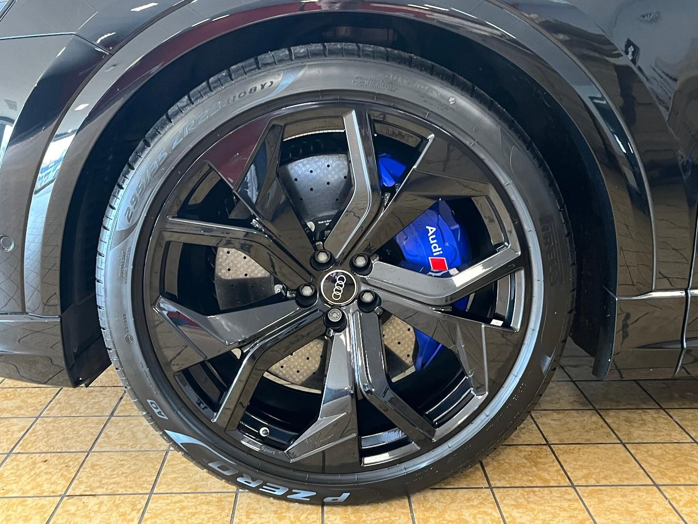 Audi RS Q8 SUV 23",Pano,305Kmh,Keramik,Spabga...