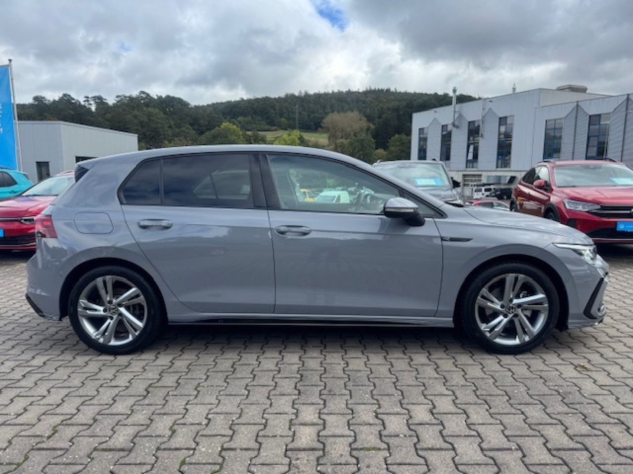 Volkswagen Golf VIII R-Line 1.5 eTSI DSG - Samsaru's Car Outlet