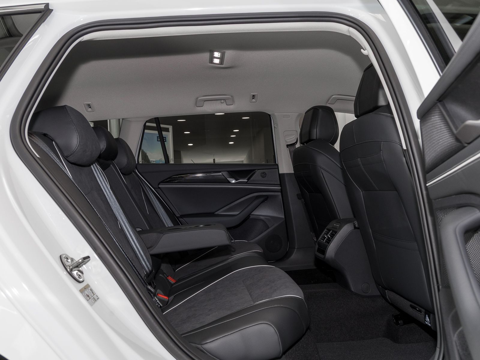 Volkswagen Passat Variant 1.5 TSI eHybrid DSG Business NAVI