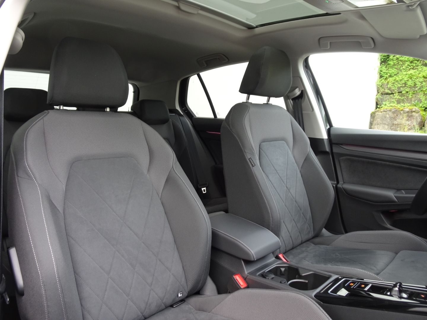 Volkswagen Golf VIII 1.5 eTSI DSG Style - Samsaru's Car Outlet