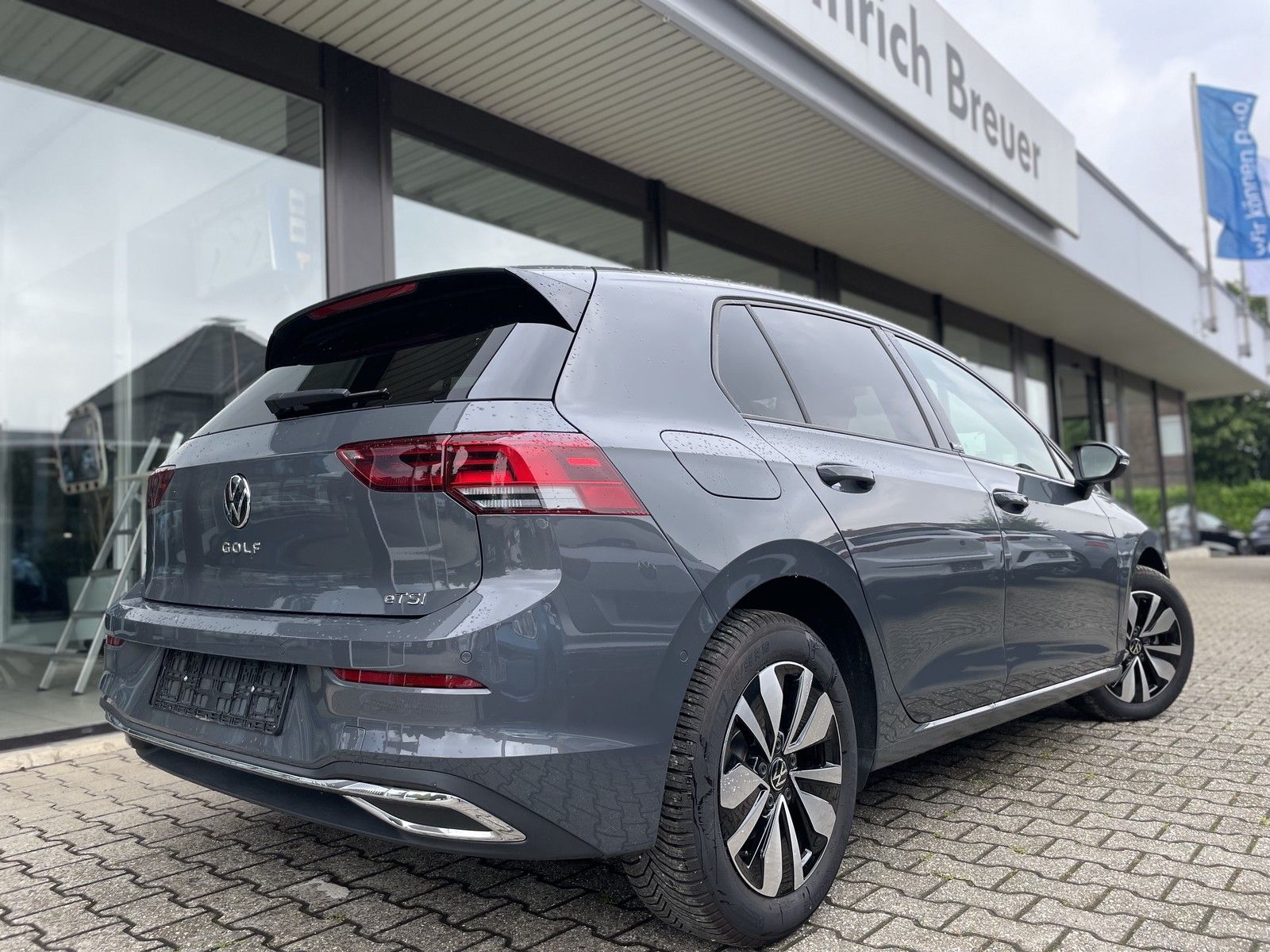 Volkswagen Golf VIII Move eTSI - Samsaru's Car Outlet