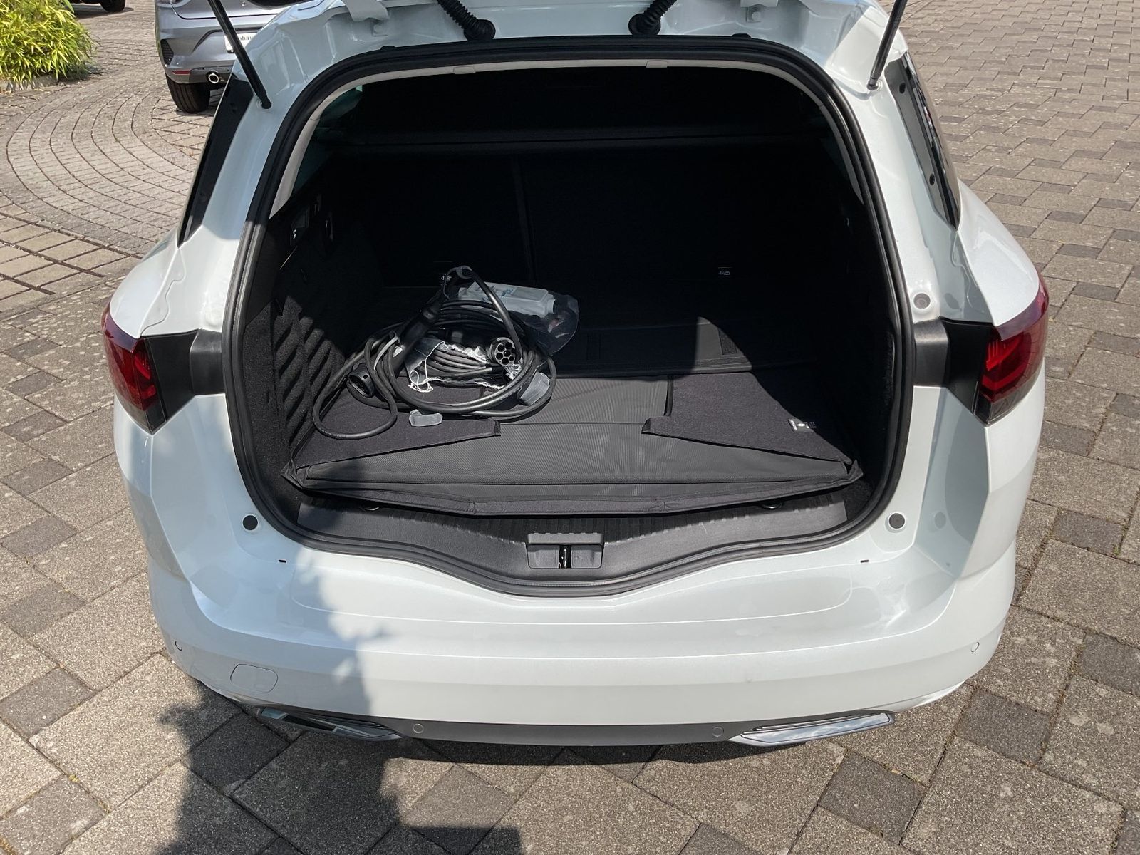 Renault Megane Grandtour E-Tech R.S. Line PLUG-IN - Samsaru's Car Outlet