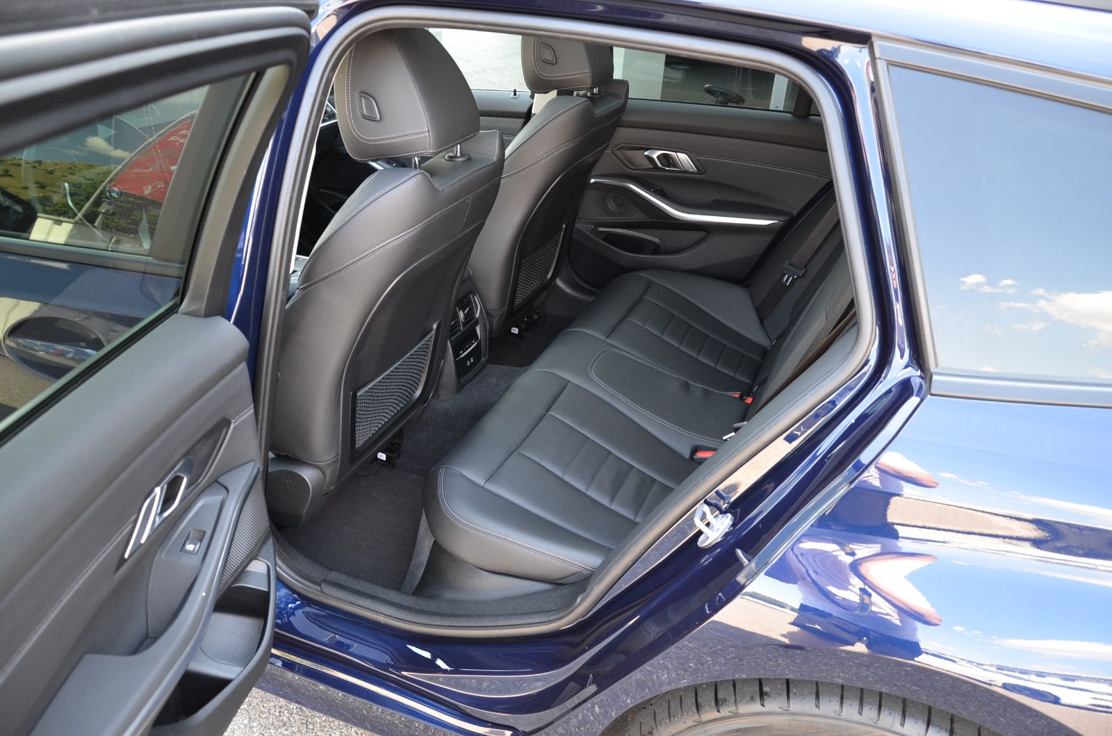 BMW 330e - Samsaru's Car Outlet