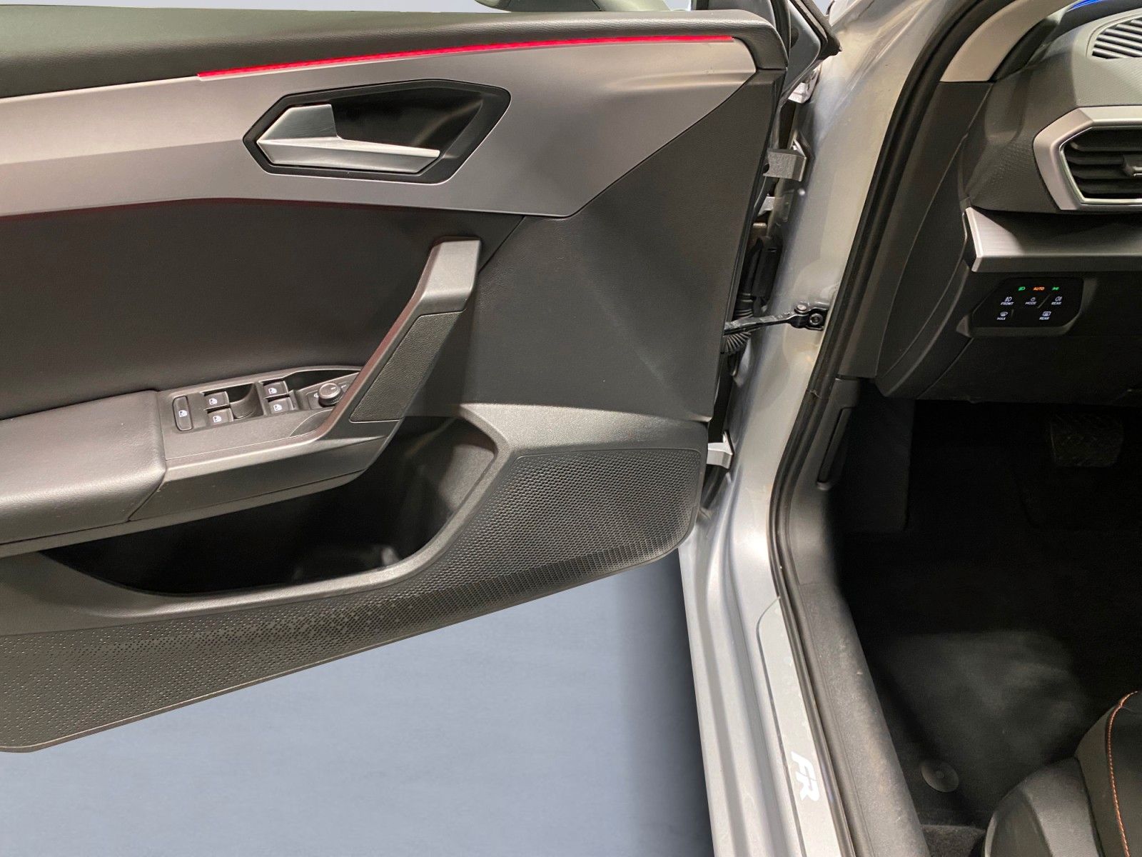 Seat Leon Sportstourer FR AHK Kamera Navi SHZ LED DAB