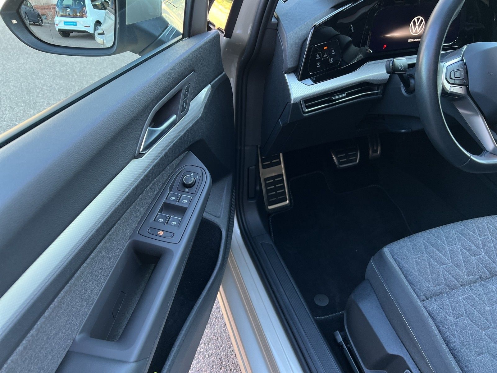 Volkswagen Golf VIII 1.5 eTSI Move DSG - Samsaru's Car Outlet