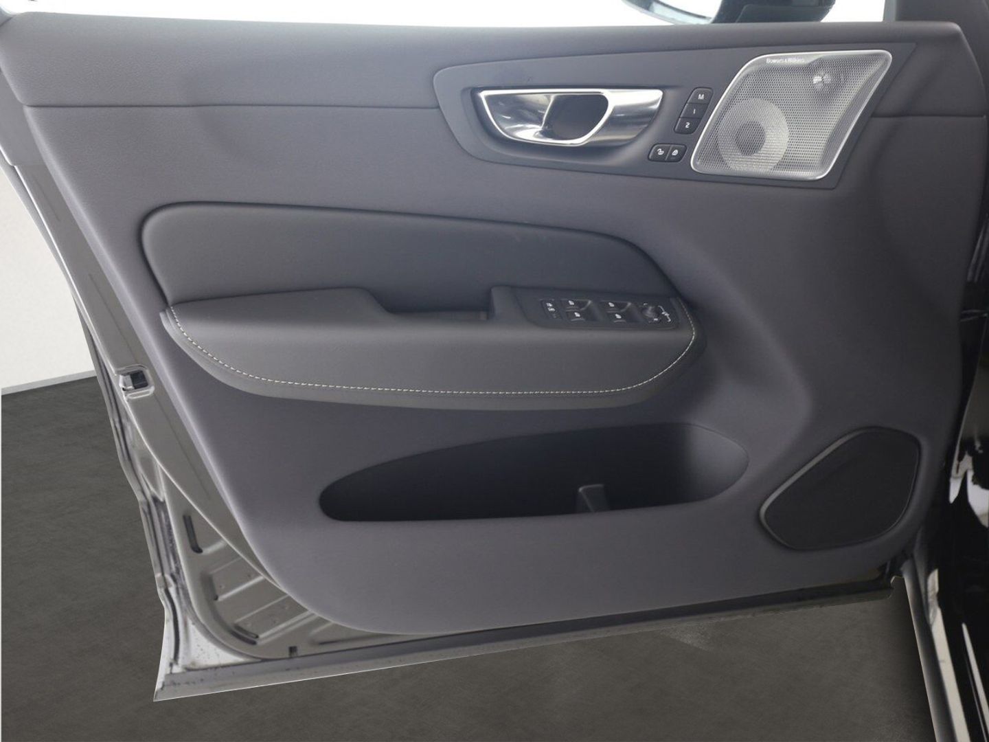 Volvo XC60 T6 Ultra Black Edition Plug-In Hybrid AWD - Samsaru's Car Outlet
