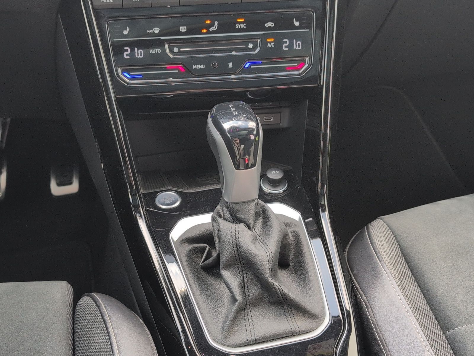 Volkswagen T-Roc R-Line 1.5 TSI - Samsaru's Car Outlet
