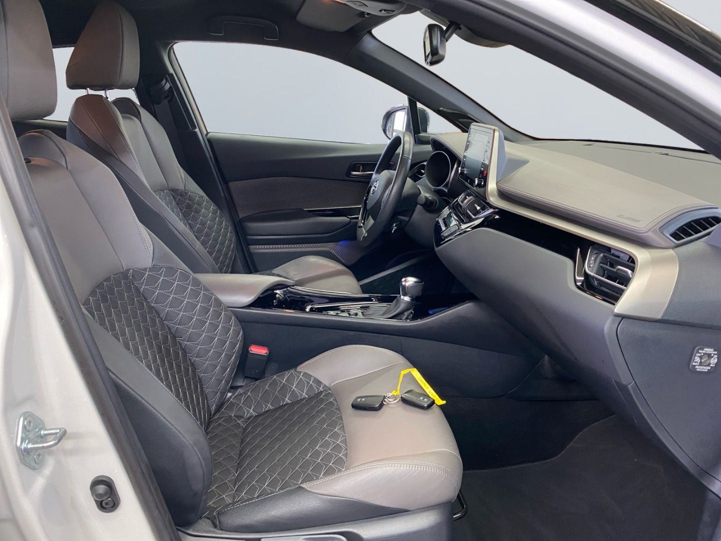 Toyota C-HR 2.0 Hybrid Lounge - Samsaru's Car Outlet