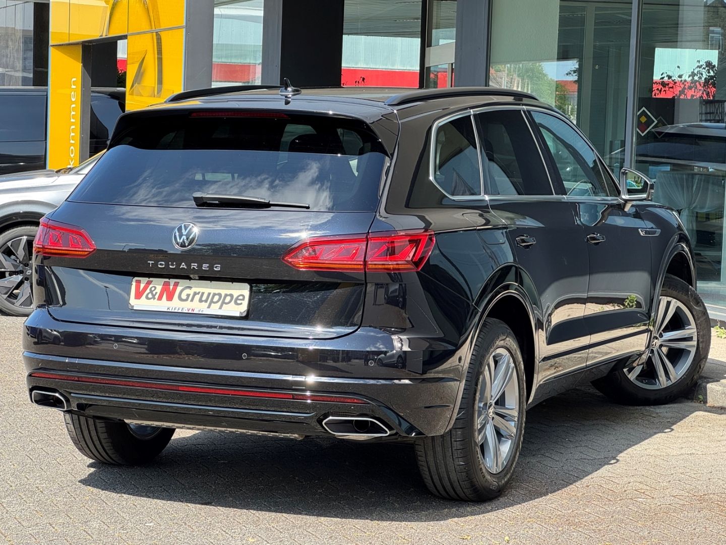 Volkswagen Touareg 4Motion 3.0 V6 TDI R-Line - Samsaru's Car Outlet