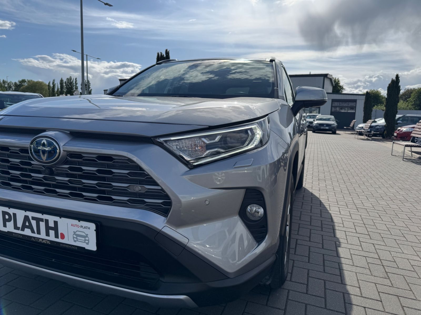 Toyota RAV 4 RAV4 Hybrid 4x4 Lounge - Samsaru's Car Outlet