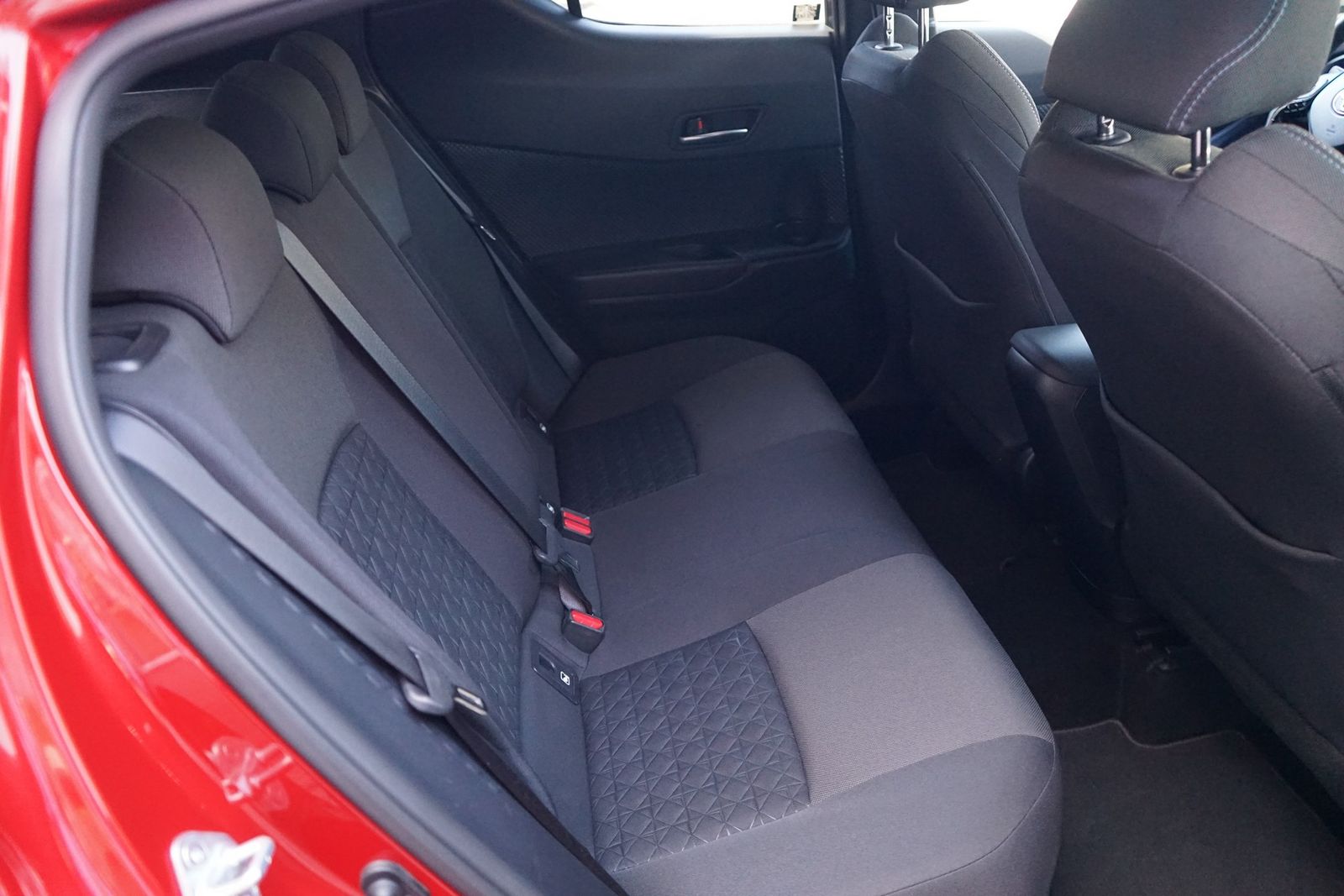 Toyota C-HR 2.0 Hybrid Team - Samsaru's Car Outlet