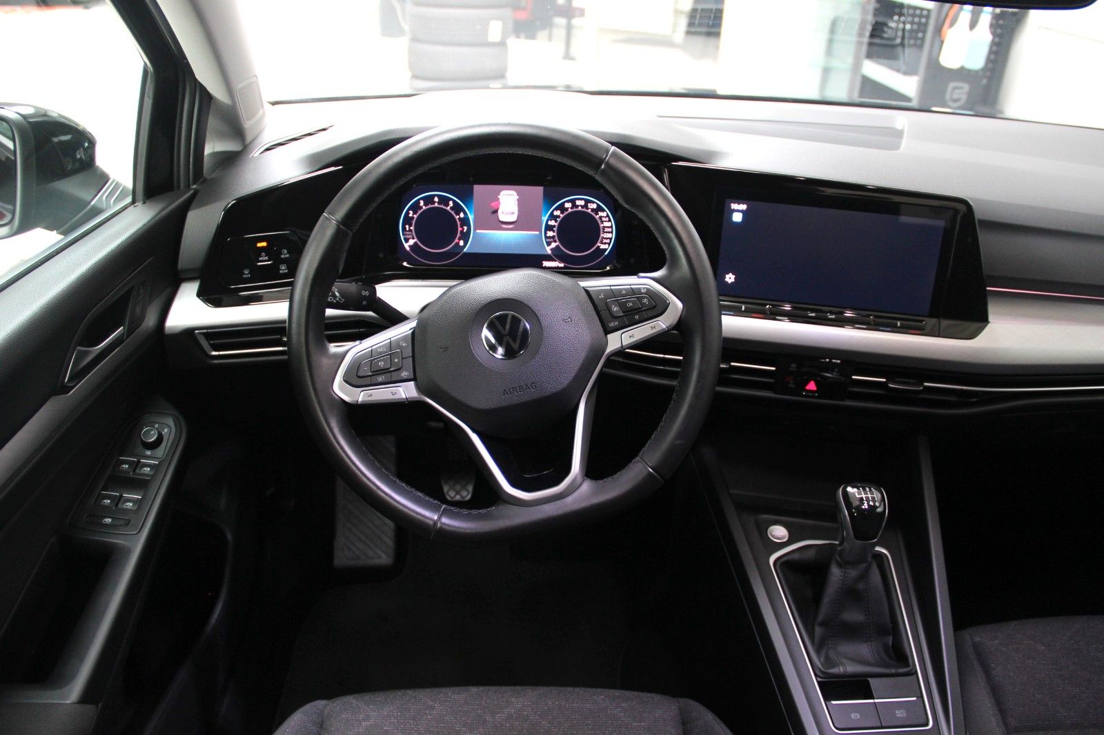 Volkswagen Golf 8 1.5 TSI Life - Samsaru's Car Outlet
