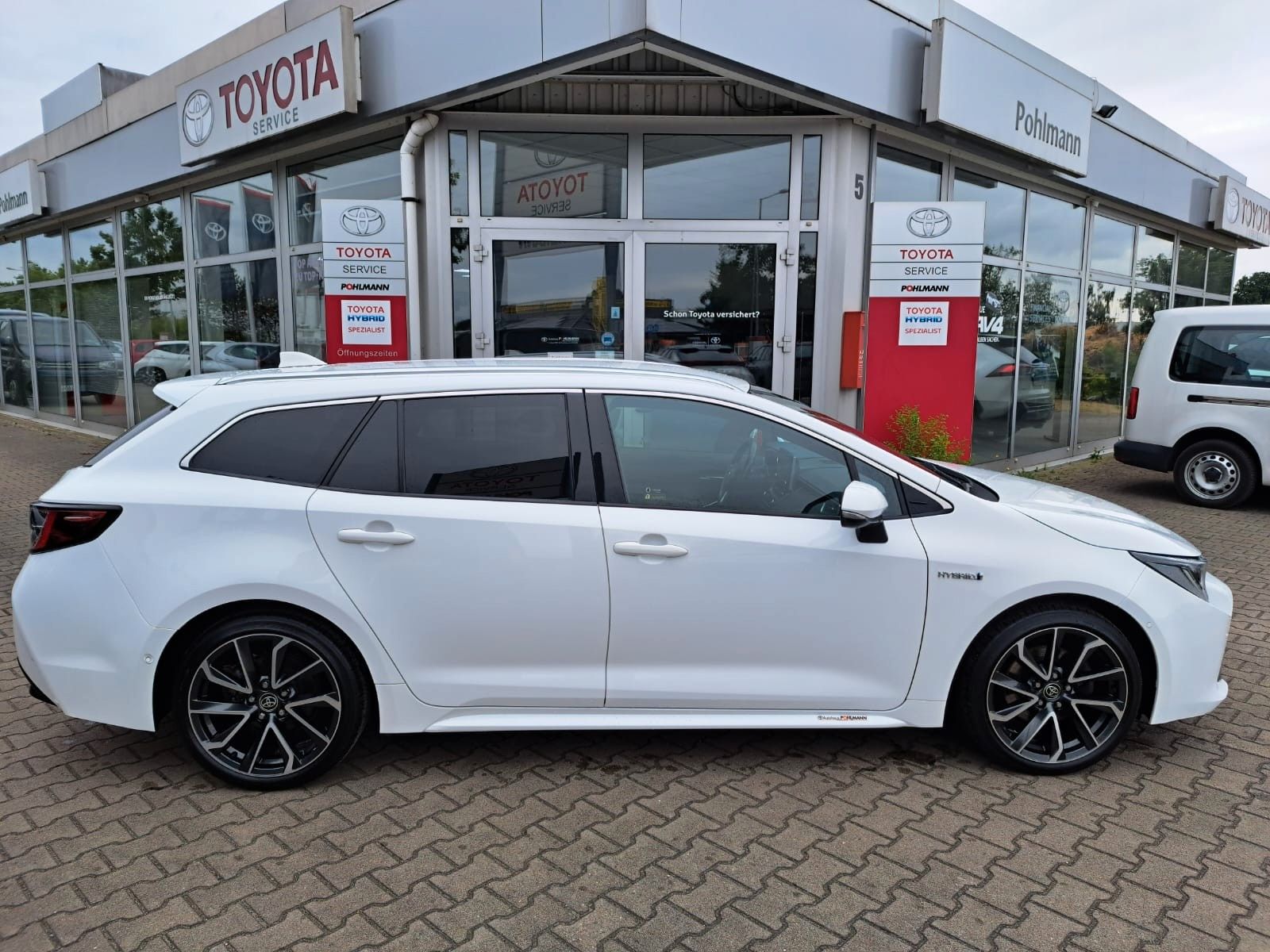 Toyota Corolla Touring Sports Hybrid Lounge - Samsaru's Car Outlet