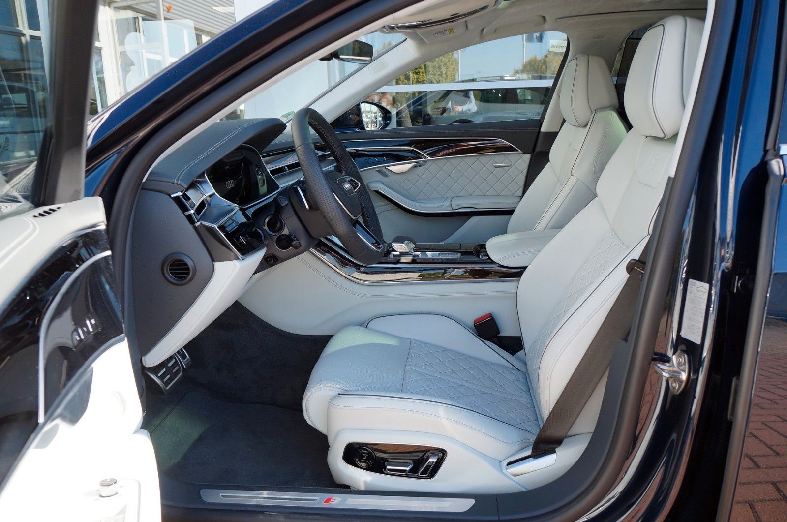 Audi A8L S line 60 TFSIe 4-Sitzer - Samsaru's Car Outlet
