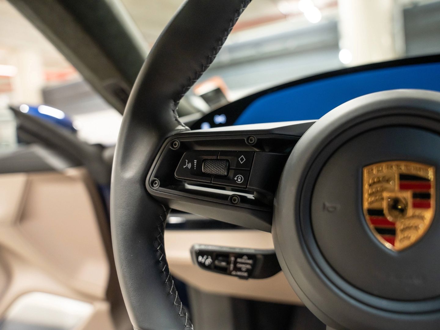 Porsche Taycan GTS InnoDrive Burmester Beifahrerdisplay