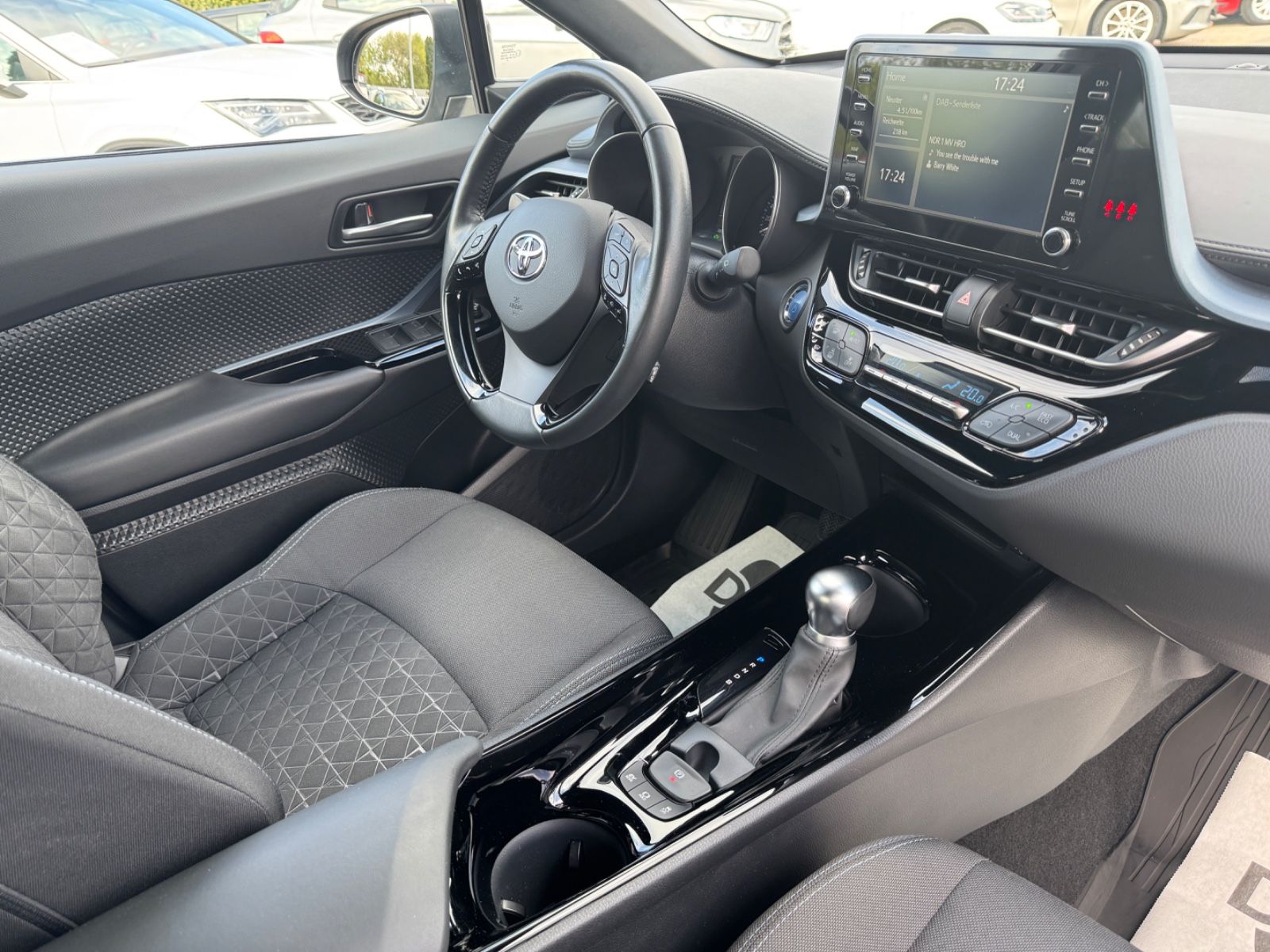 Toyota C-HR Hybrid Style - Samsaru's Car Outlet