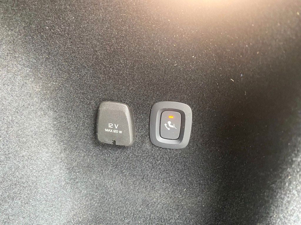 Volvo V60 T 8 Ultimate Dark Recharge AHK/Massage/Pano