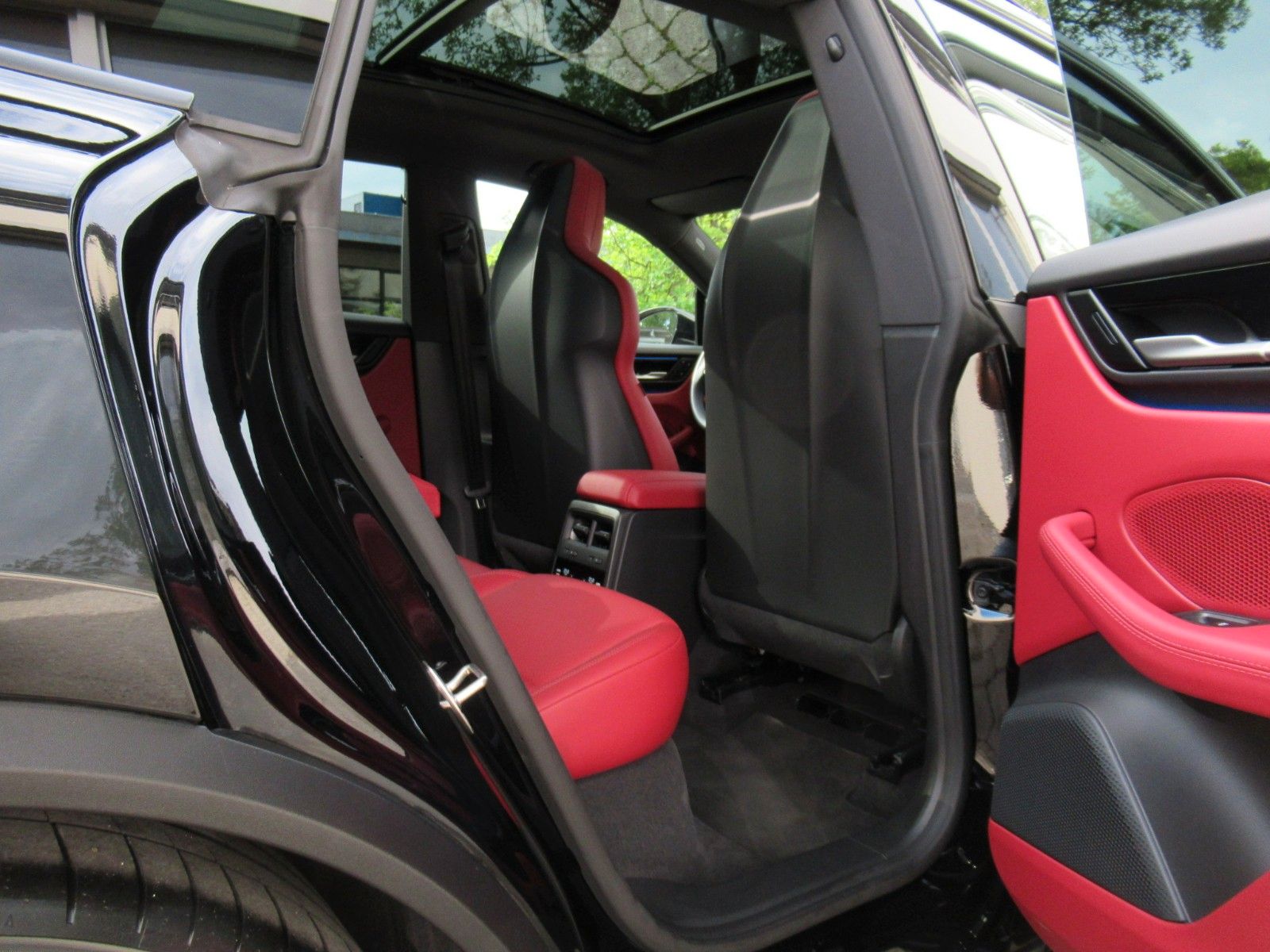 Porsche MACAN 4e - Samsaru's Car Outlet