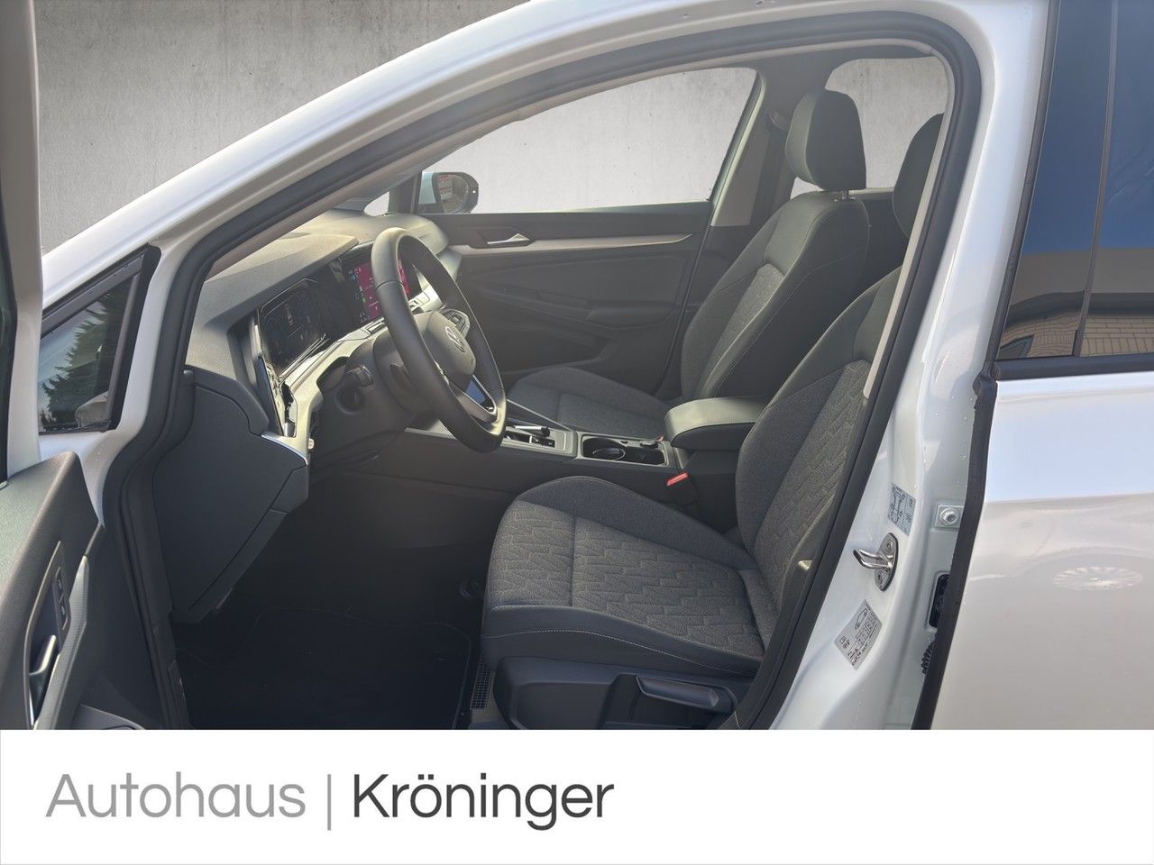Volkswagen Golf VIII MOVE 1.5 eTSI DSG - Samsaru's Car Outlet