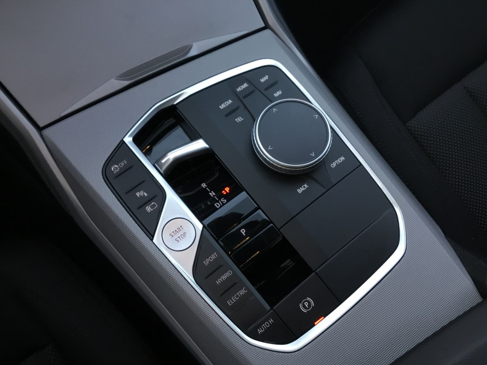 BMW 330e xDrive Touring LC PROF+HUD+PANO+AHK+KAMERA