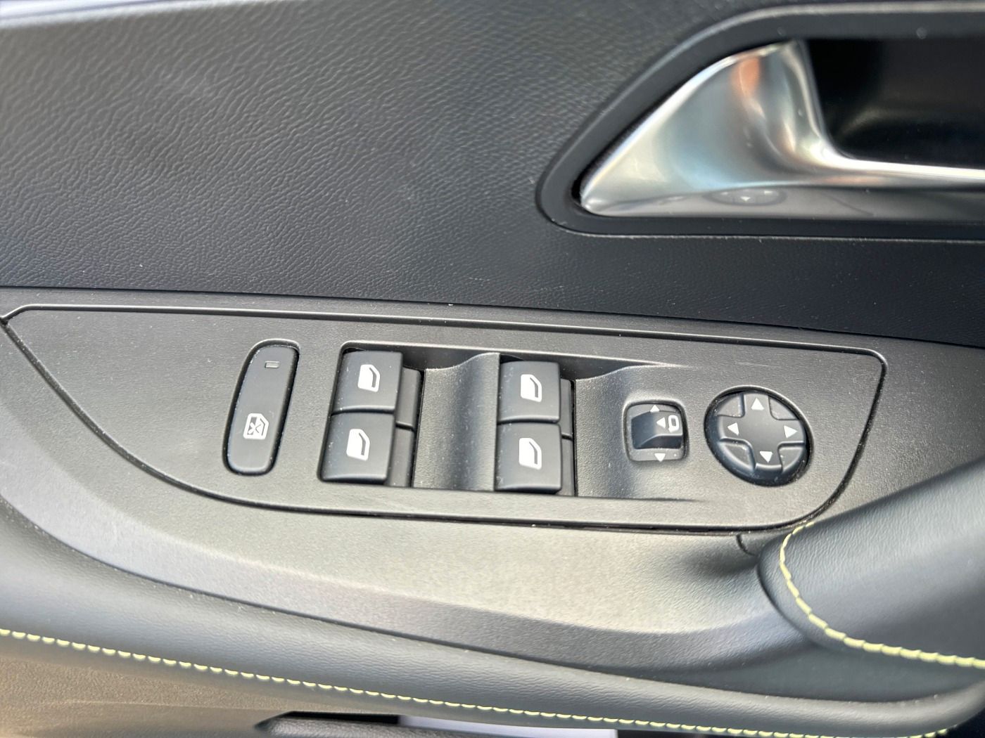 Peugeot 2008 e- GT Pack - Samsaru's Car Outlet