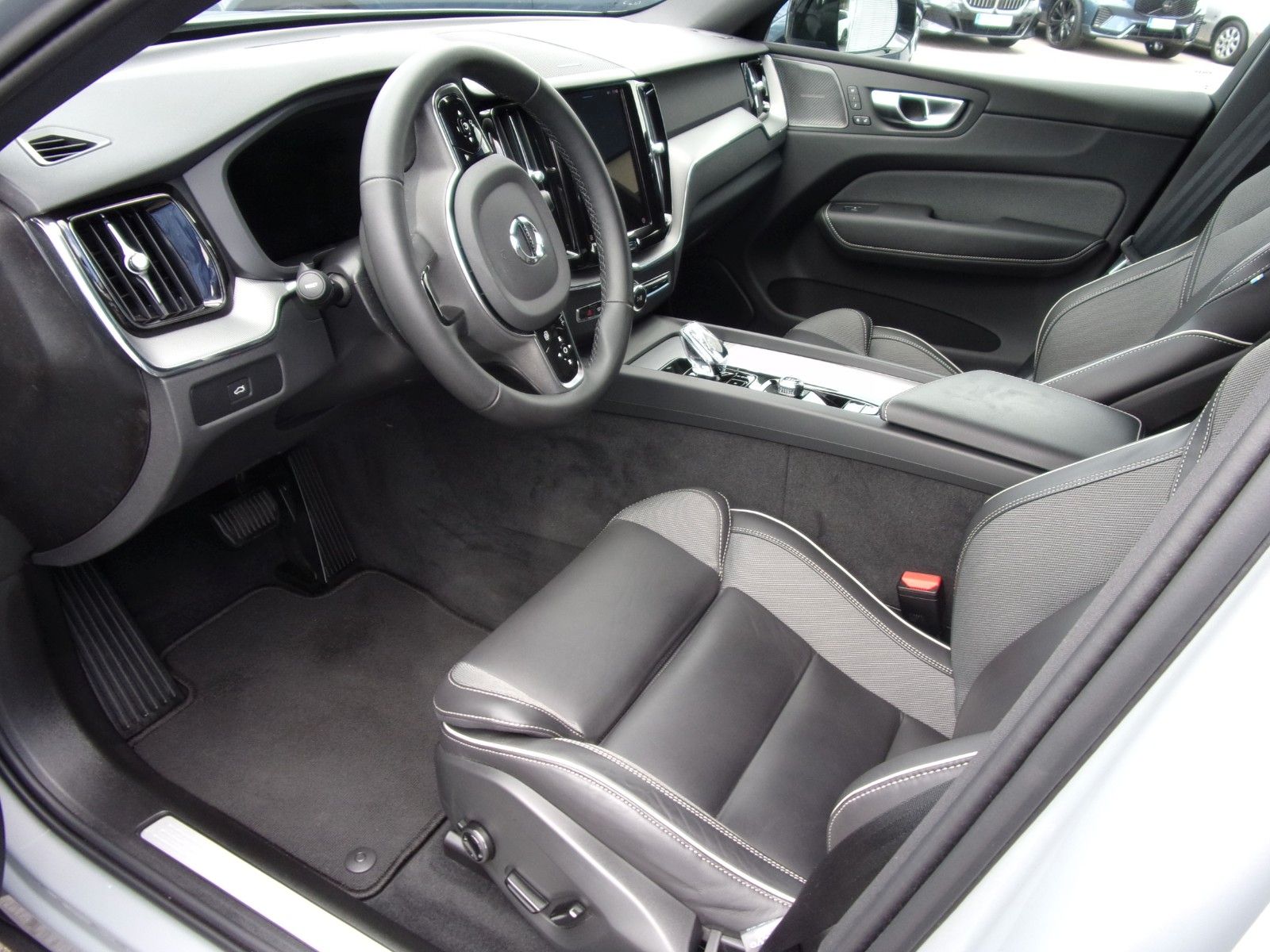 Volvo XC 60 B4 Plus Dark AWD - Samsaru's Car Outlet