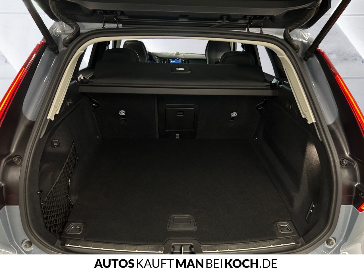 Volvo XC60 B4 AWD Ultimate Dark - Samsaru's Car Outlet