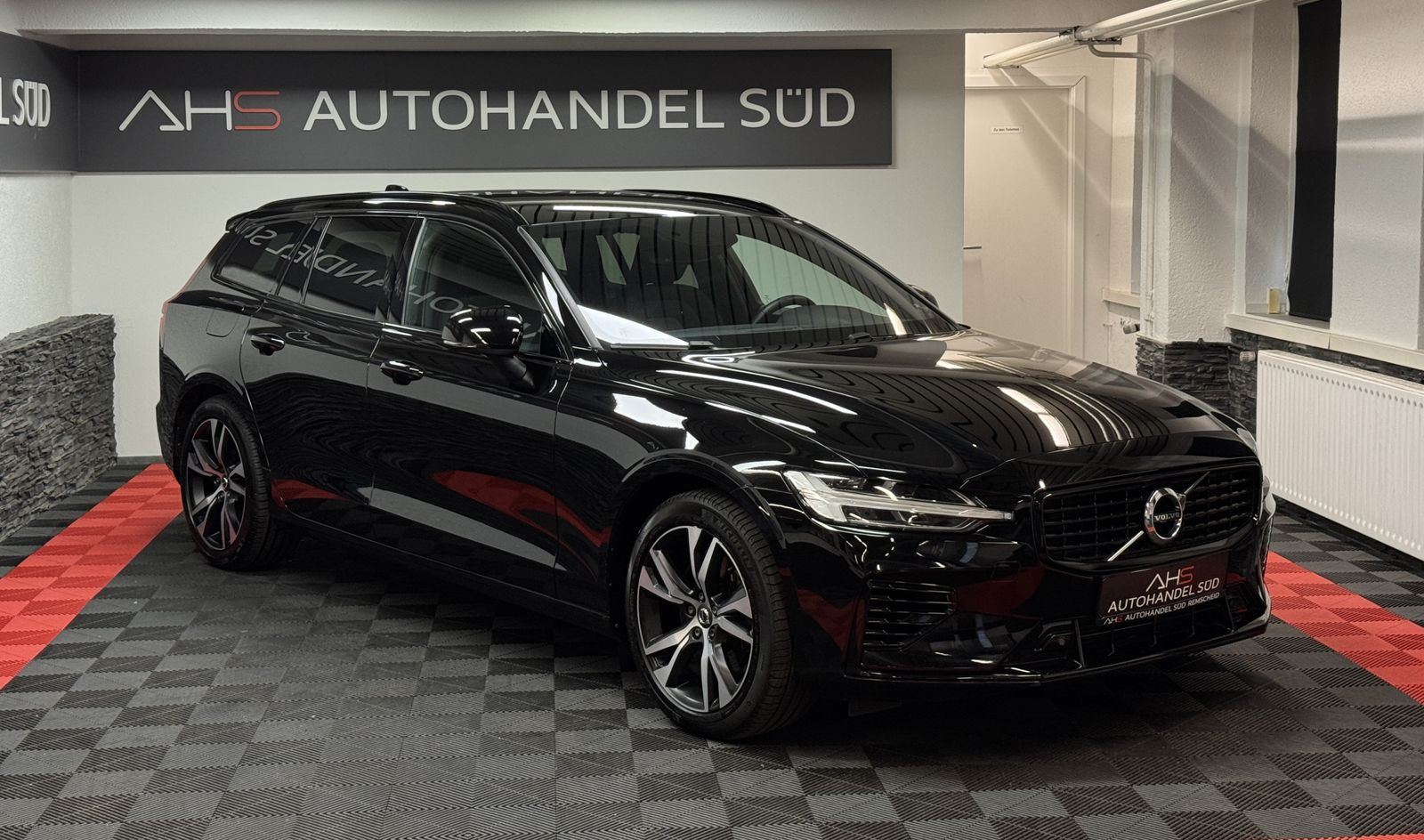 Volvo V60 R Design Recharge Plug-In Hybrid AWD