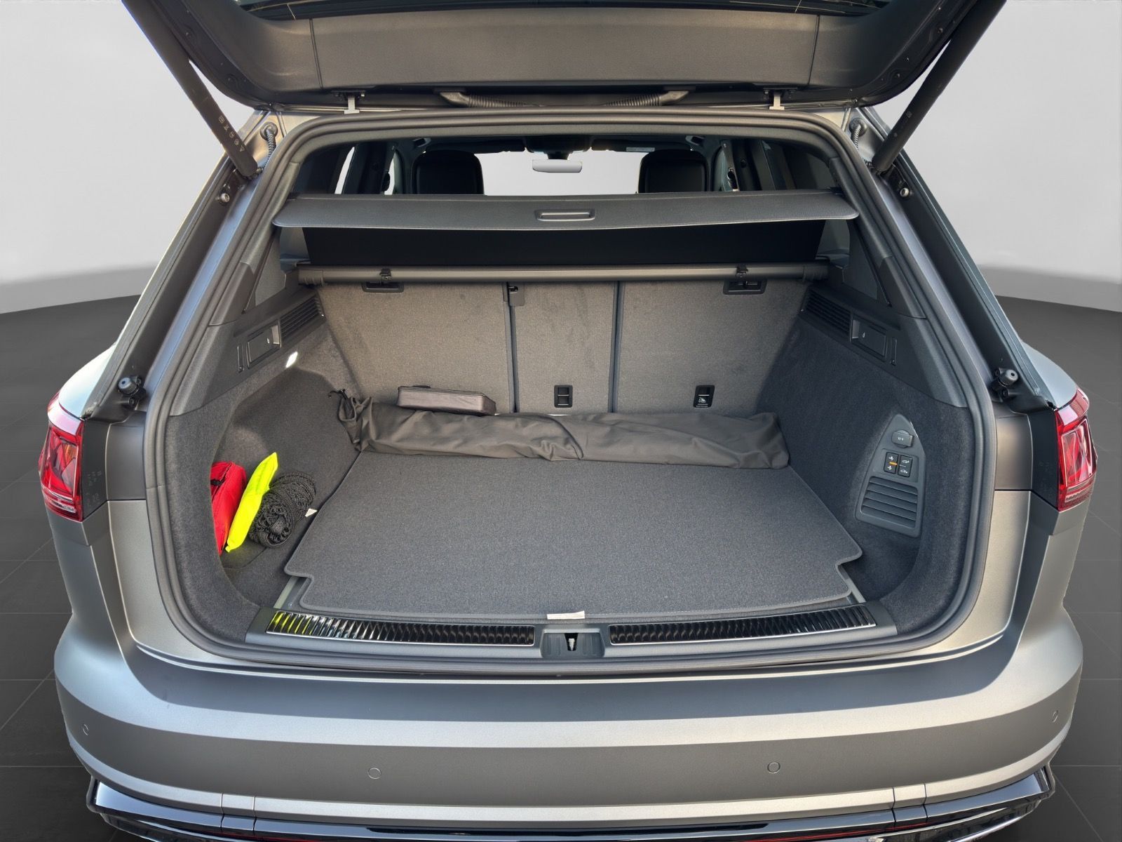 Volkswagen Touareg R-Line V6 TDI 4M Black Style | AHK PANO